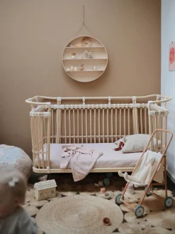 Cuna artesanal de ratán Paul