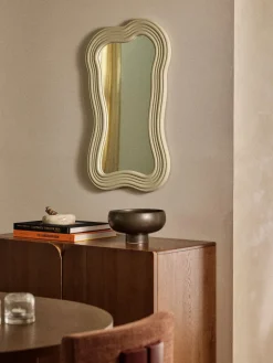 Espejo de pared con marco ondulado Cosimo