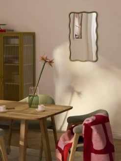 Espejo de pared con marco de metal ondulado Reggie