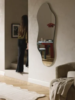 Espejo de pared sin marco en forma orgánica Lia