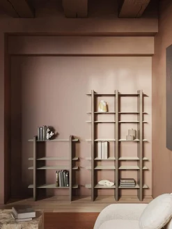 Estantería alta con elementos de metal Rami