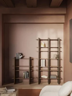 Estantería alta con elementos de metal Rami