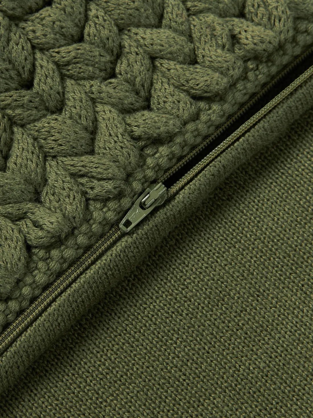 Funda de cojín artesanal de punto grueso Adyna