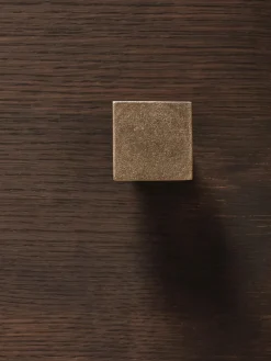 Gancho de pared de latón con efecto envejecido Square