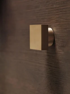 Gancho de pared de latón Square