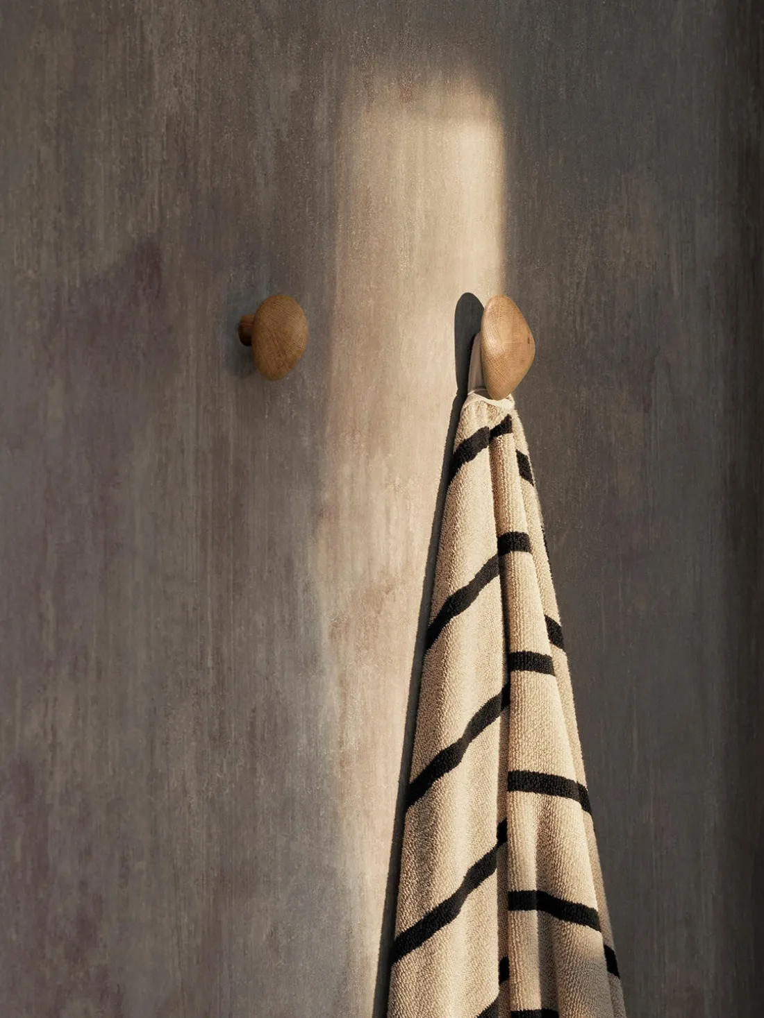 Ganchos de pared de madera de fresno Cairn, 2 uds.