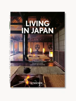 Libro ilustrado: Living in Japan. 45th Ed.