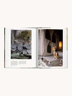 Libro ilustrado: Living in Japan. 45th Ed.