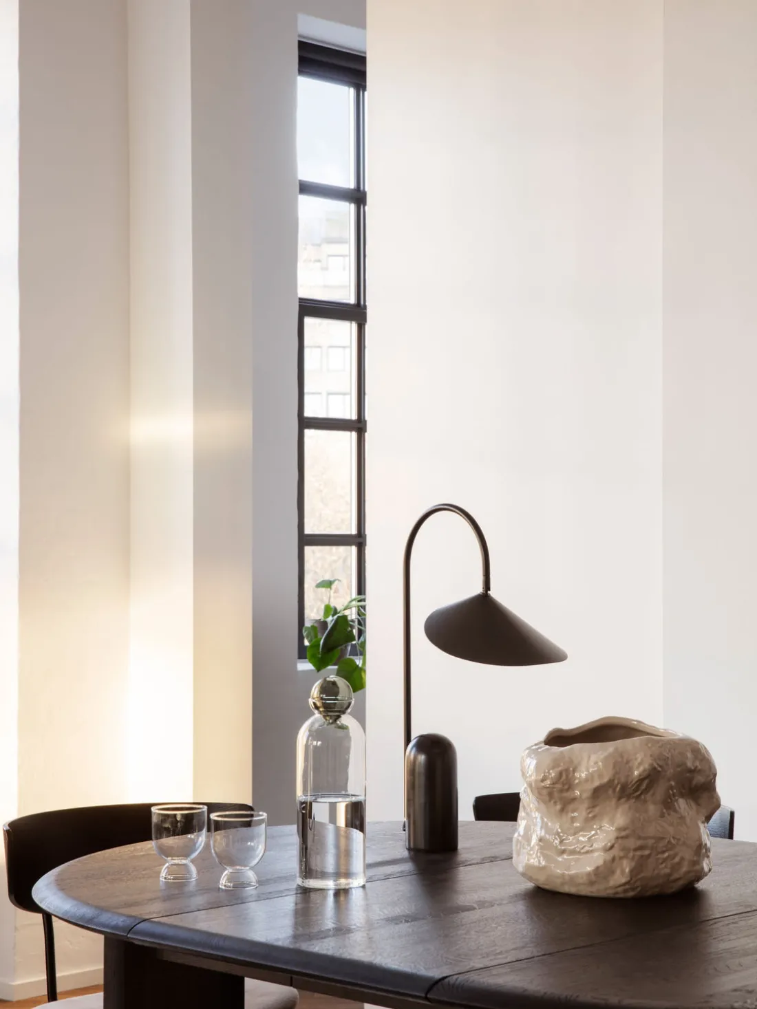 Lámpara de mesa grande ajustable con base de mármol Arum