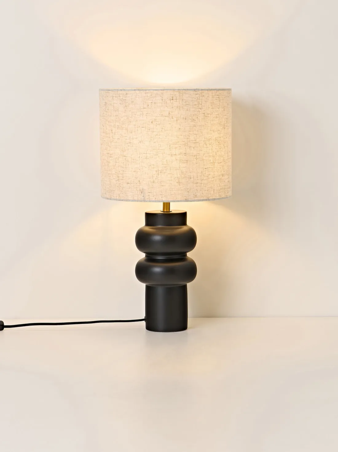 Lámpara de mesa grande de cerámica Christine