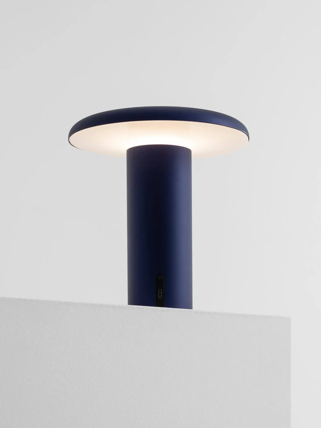 Lámpara de mesa pequeña LED regulable Takku, portátil