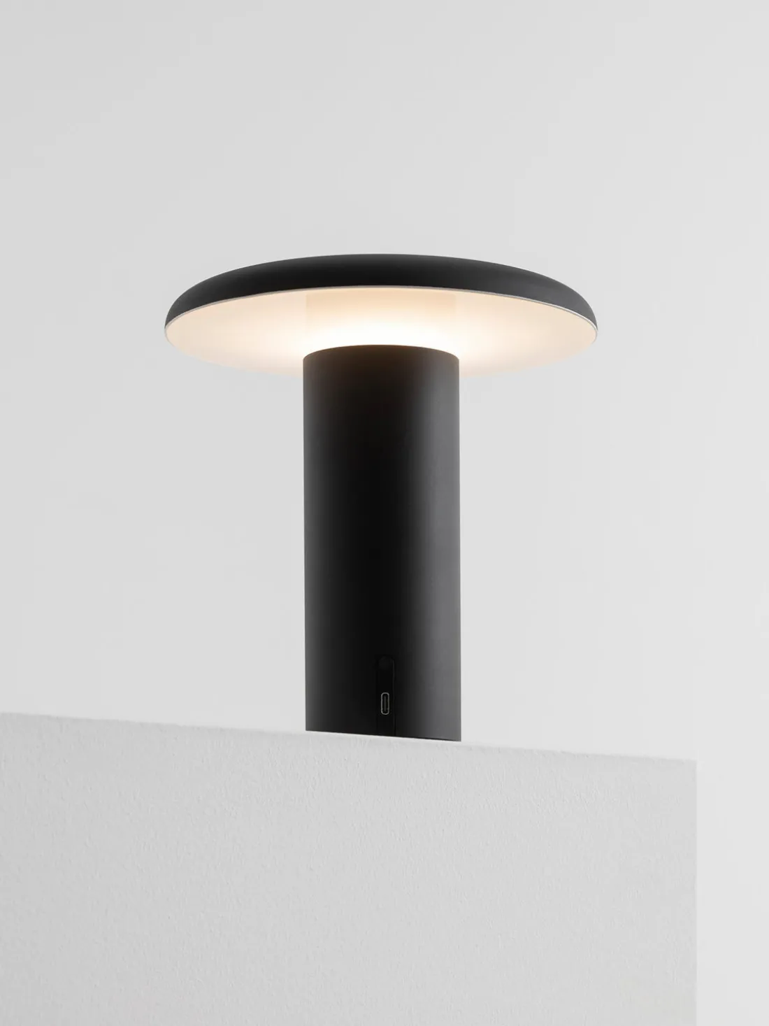 Lámpara de mesa pequeña LED regulable Takku, portátil