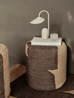 Lámpara de mesa pequeña LED regulable Arum, portátil