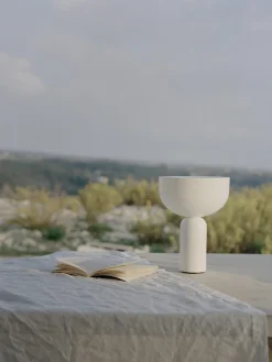 Lámpara de mesa pequeña móvil de mármol Kizu, regulable