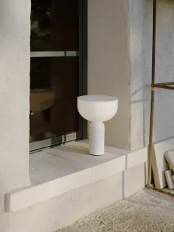 Lámpara de mesa pequeña móvil de mármol Kizu, regulable