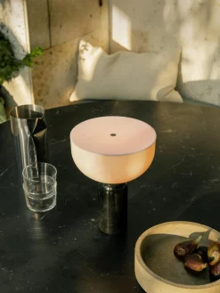 Lámpara de mesa pequeña móvil de mármol Kizu, regulable
