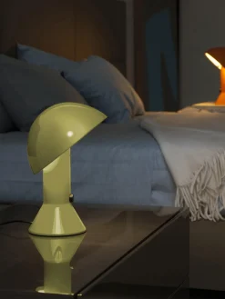 Lámpara de mesa pequeña orientable Elmetto