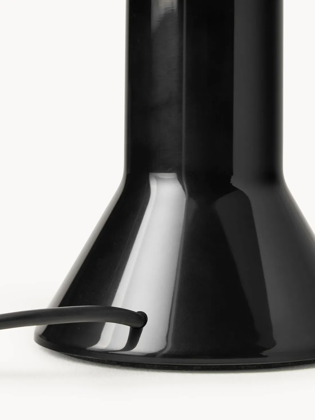 Lámpara de mesa pequeña orientable Elmetto