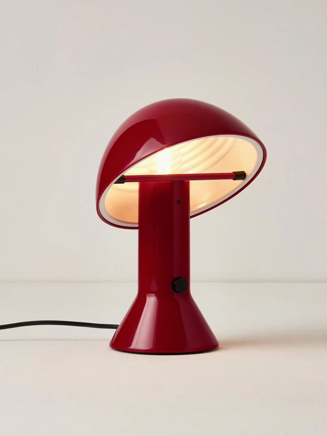 Lámpara de mesa pequeña orientable Elmetto