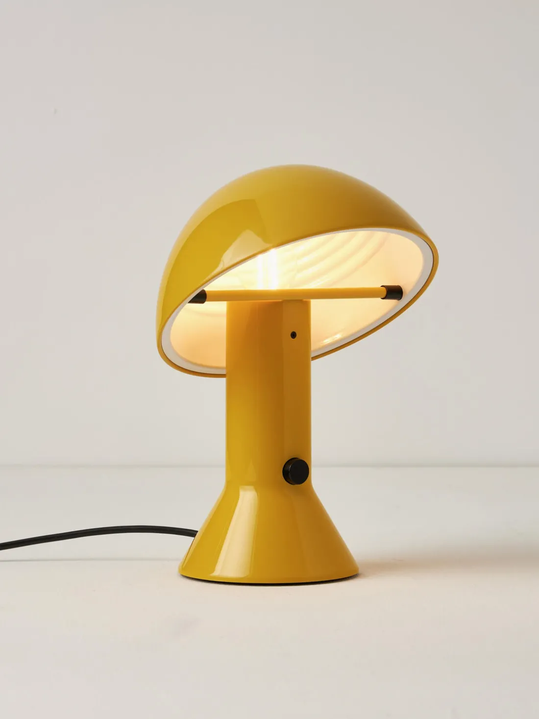 Lámpara de mesa pequeña orientable Elmetto