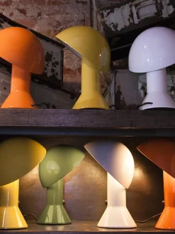 Lámpara de mesa pequeña orientable Elmetto