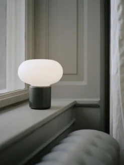 Lámpara de mesa pequeña regulable Karl-Johan, portátil