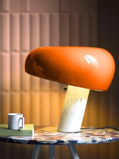 Lámpara de mesa regulable de mármol Snoopy