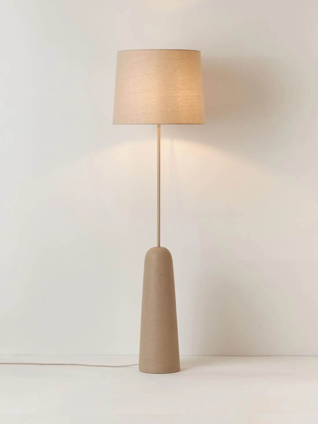 Lámpara de pie con base de cemento Kaya