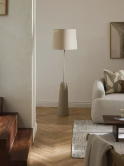 Lámpara de pie con base de cemento Kaya