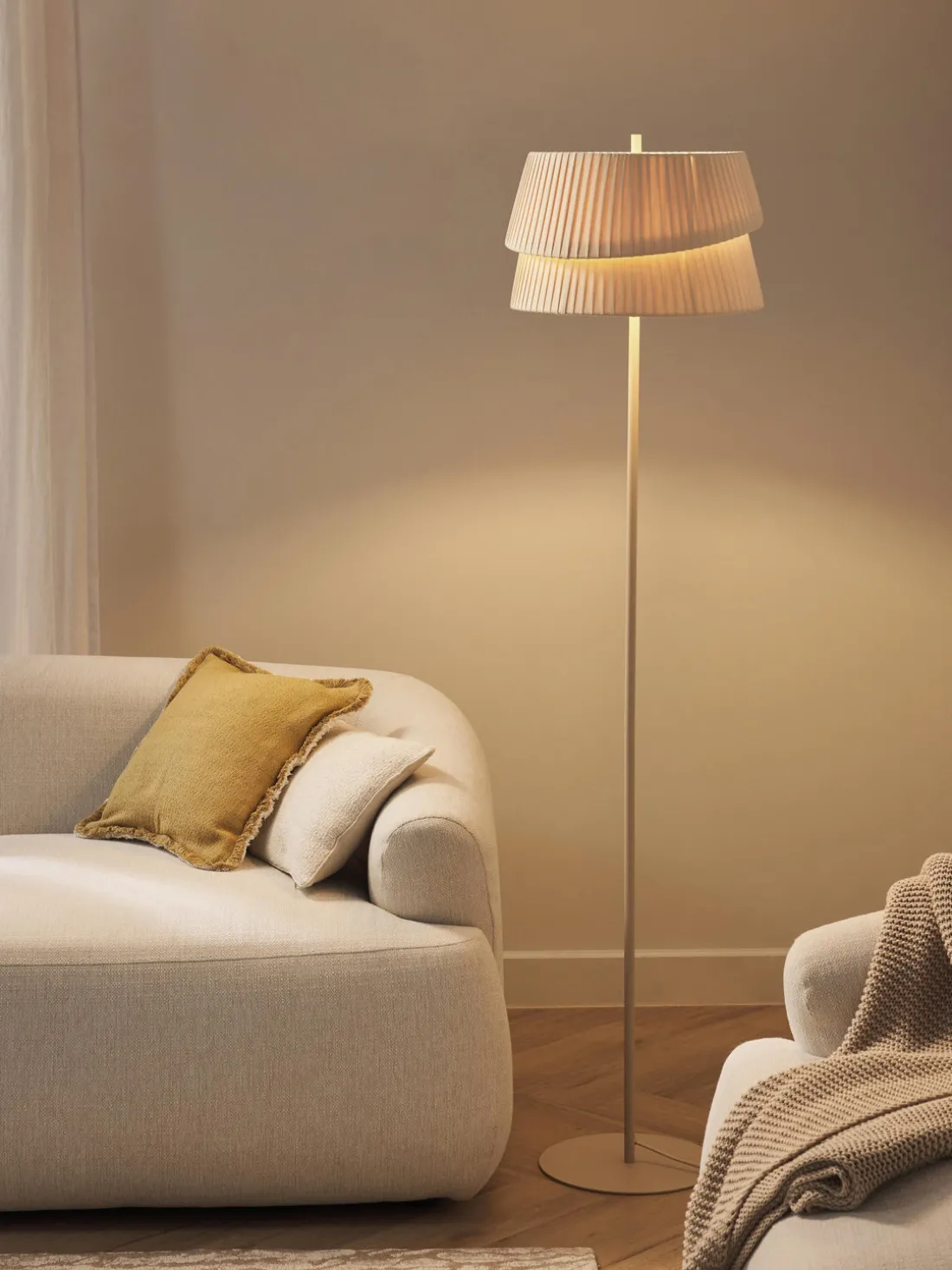 Lámpara de pie con pantala asimetrica Nyla