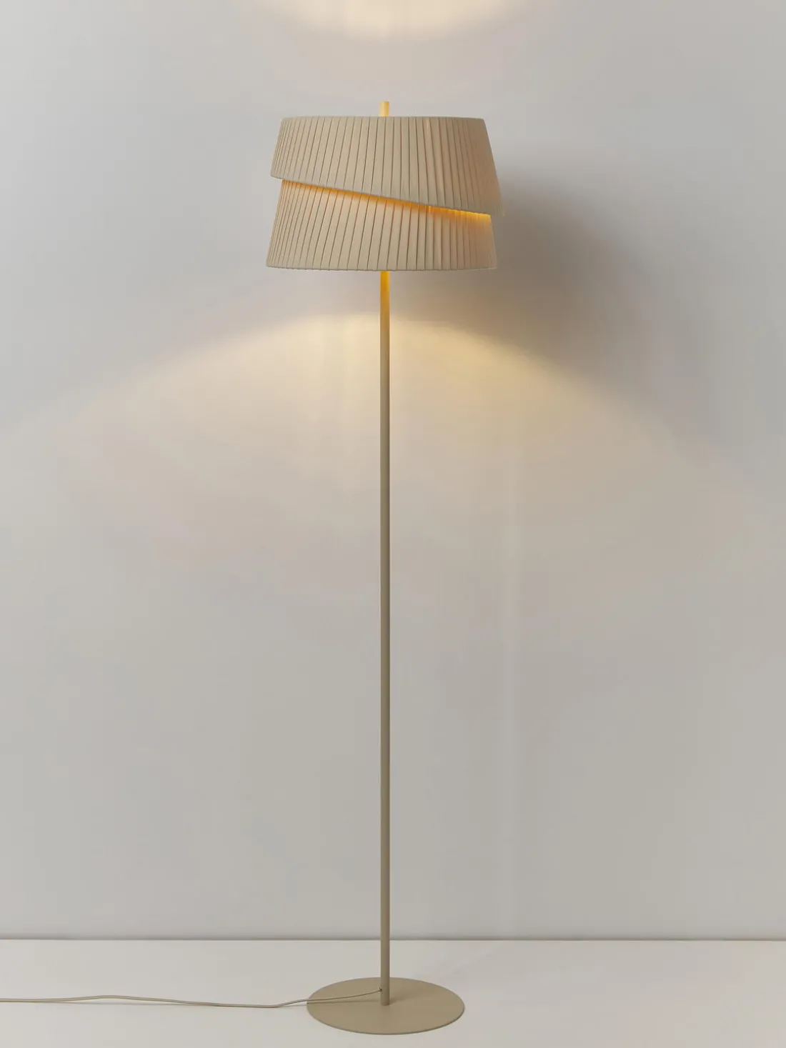 Lámpara de pie con pantala asimetrica Nyla