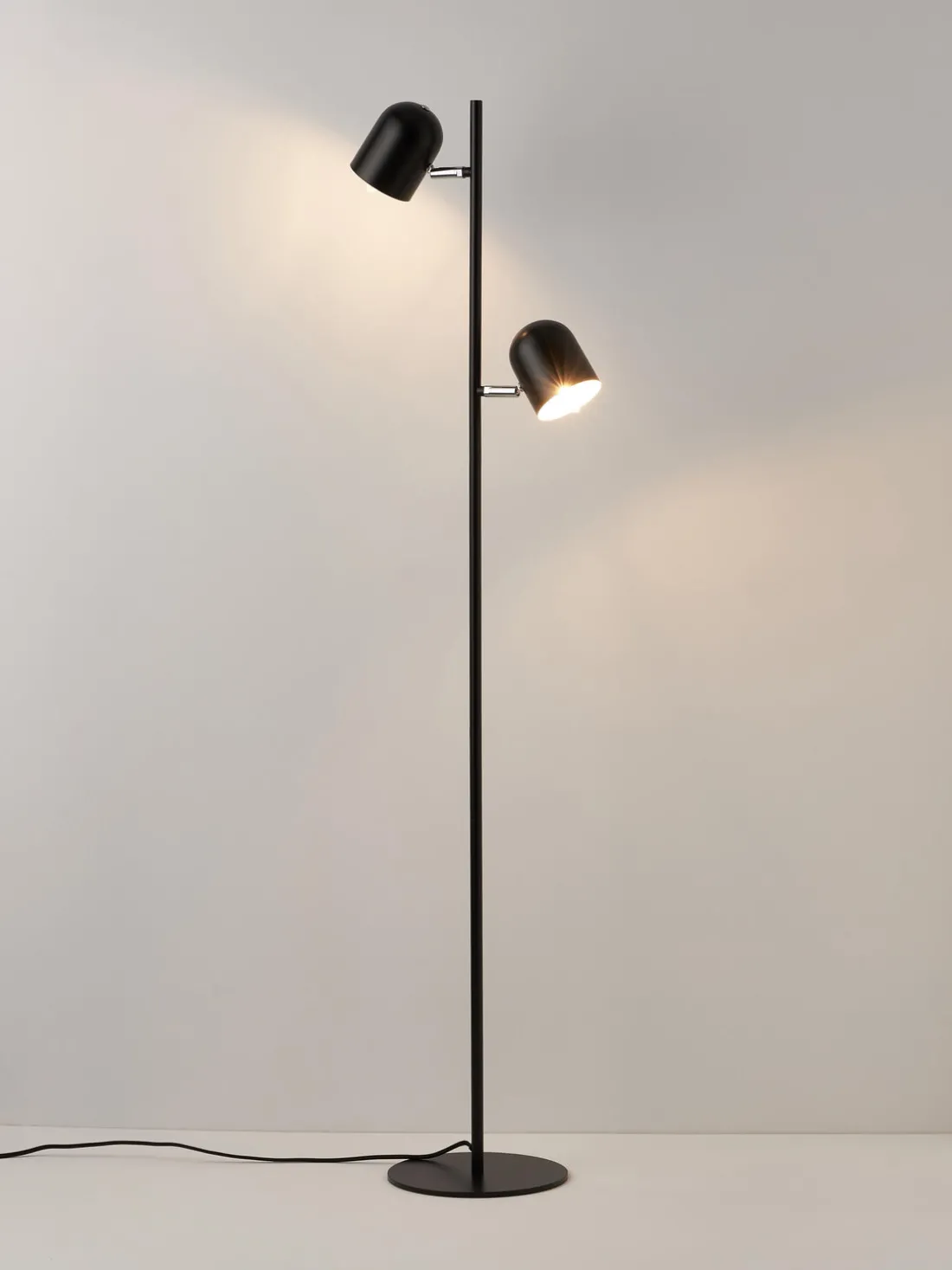 Lámpara de pie de metal Almo