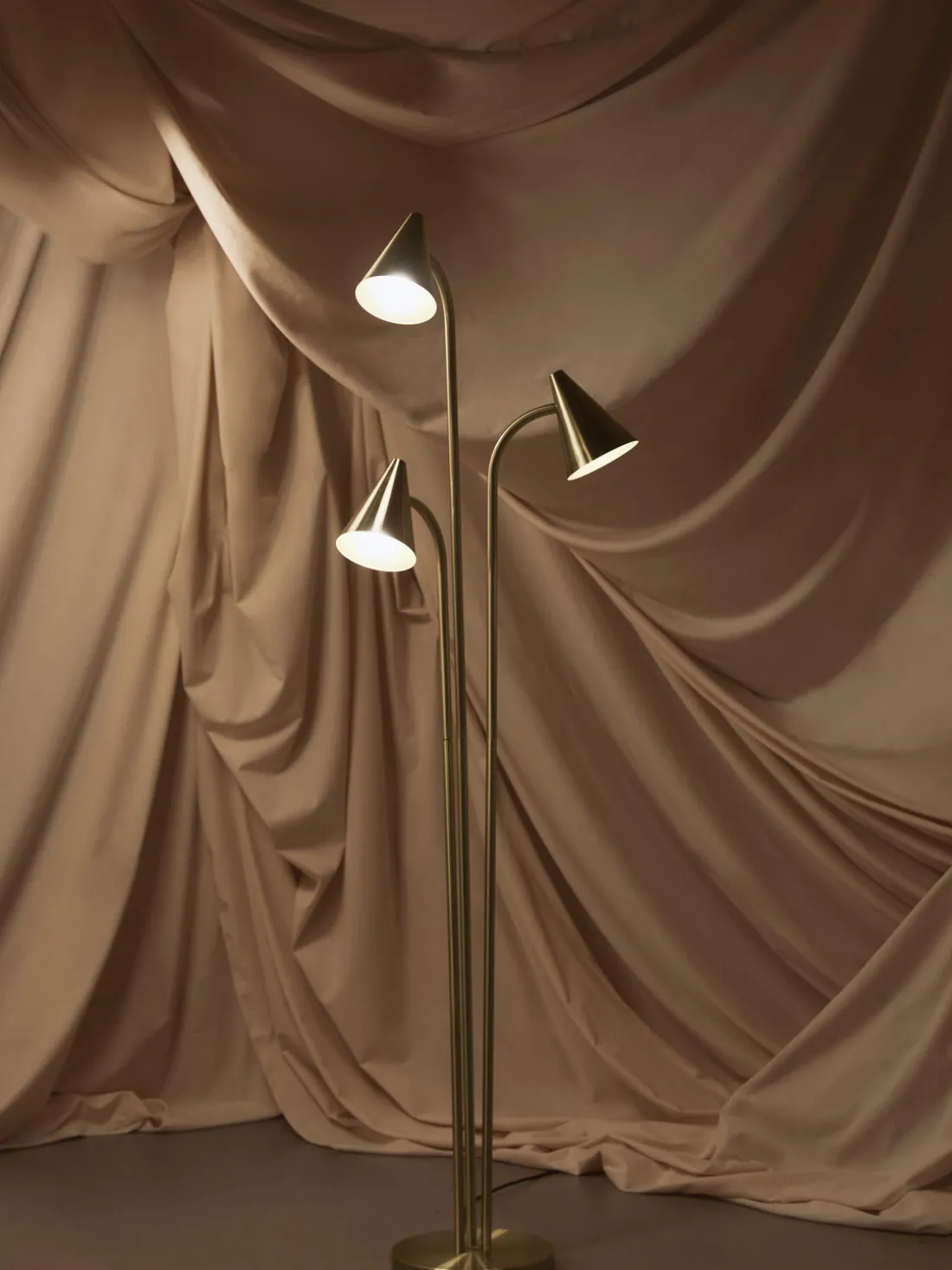 Lámpara de pie de metal Arturo