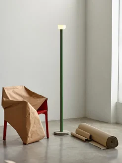 Lámpara de pie grande LED regulable Bellhop