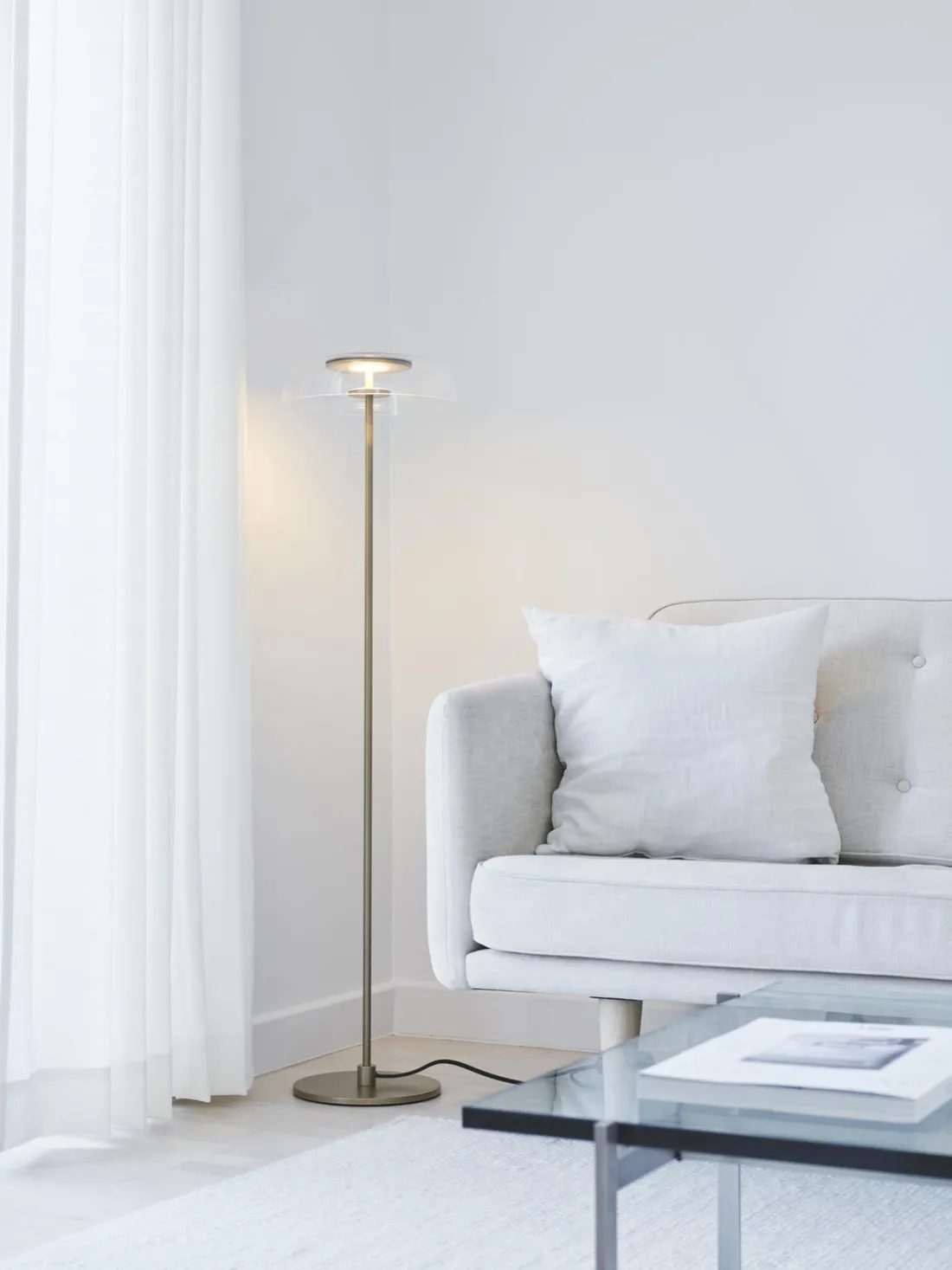 Lámpara de pie LED pequeña soplada regulable Blossi, portátil