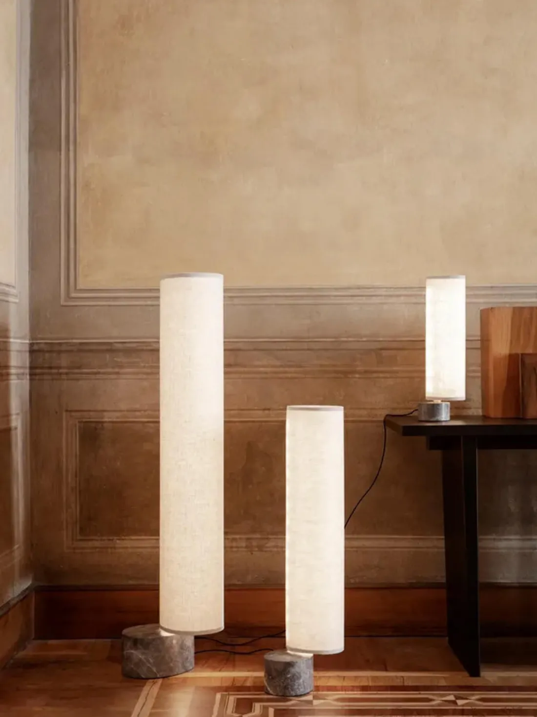 Lámpara de pie LED regulable con base de mármol Unbound, tamaños diferentes