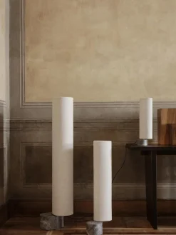 Lámpara de pie LED regulable con base de mármol Unbound, tamaños diferentes