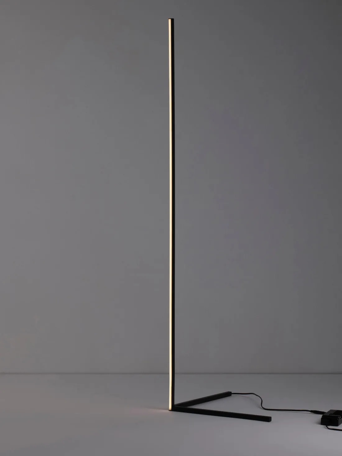 Lámpara de pie LED V-line