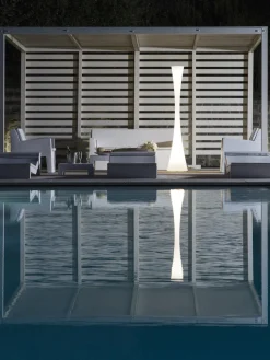 Lámpara de pie para exterior regulable Biconica, con mando a distancia