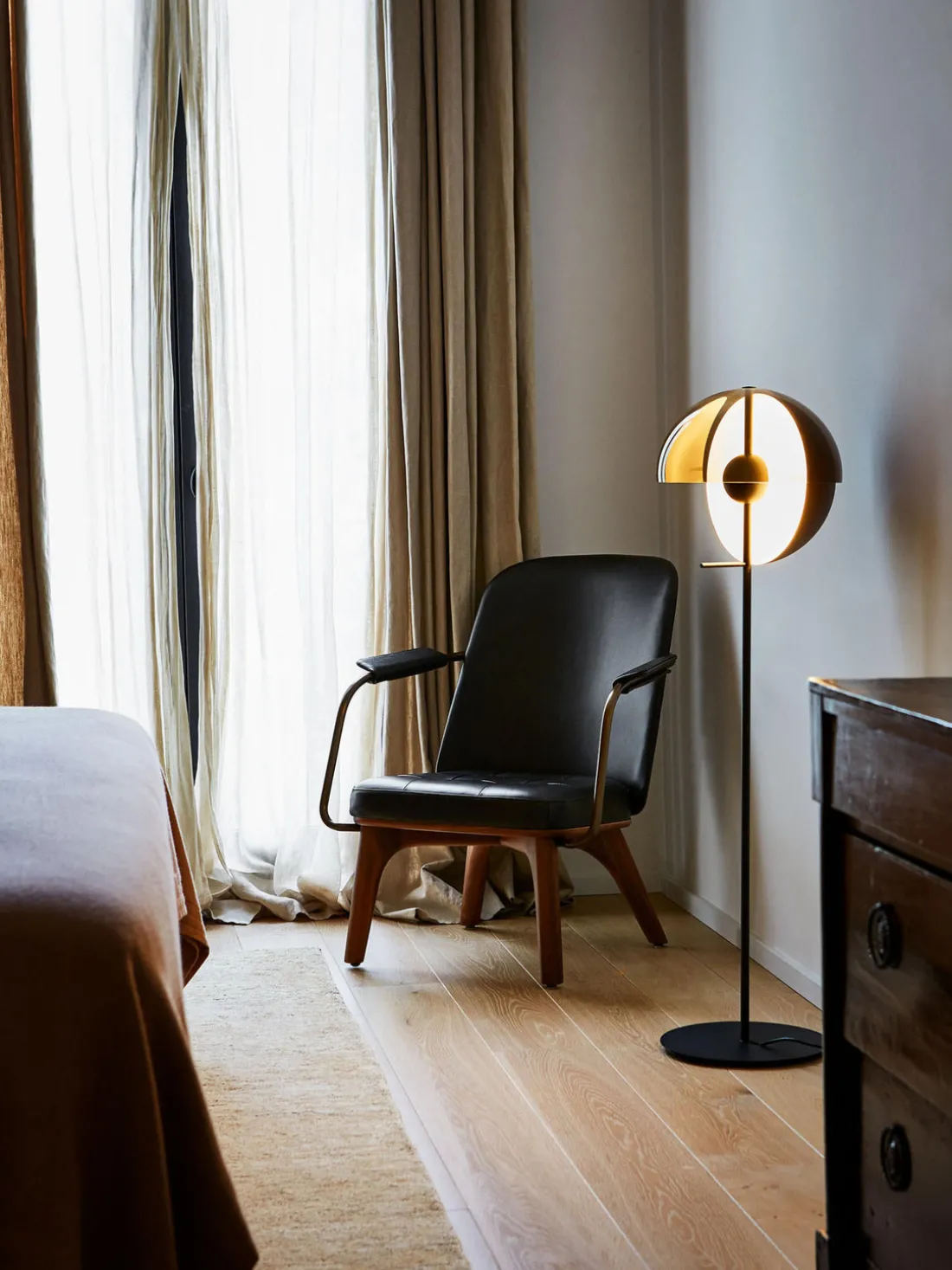 Lámpara de pie pequeña LED regulable Theia