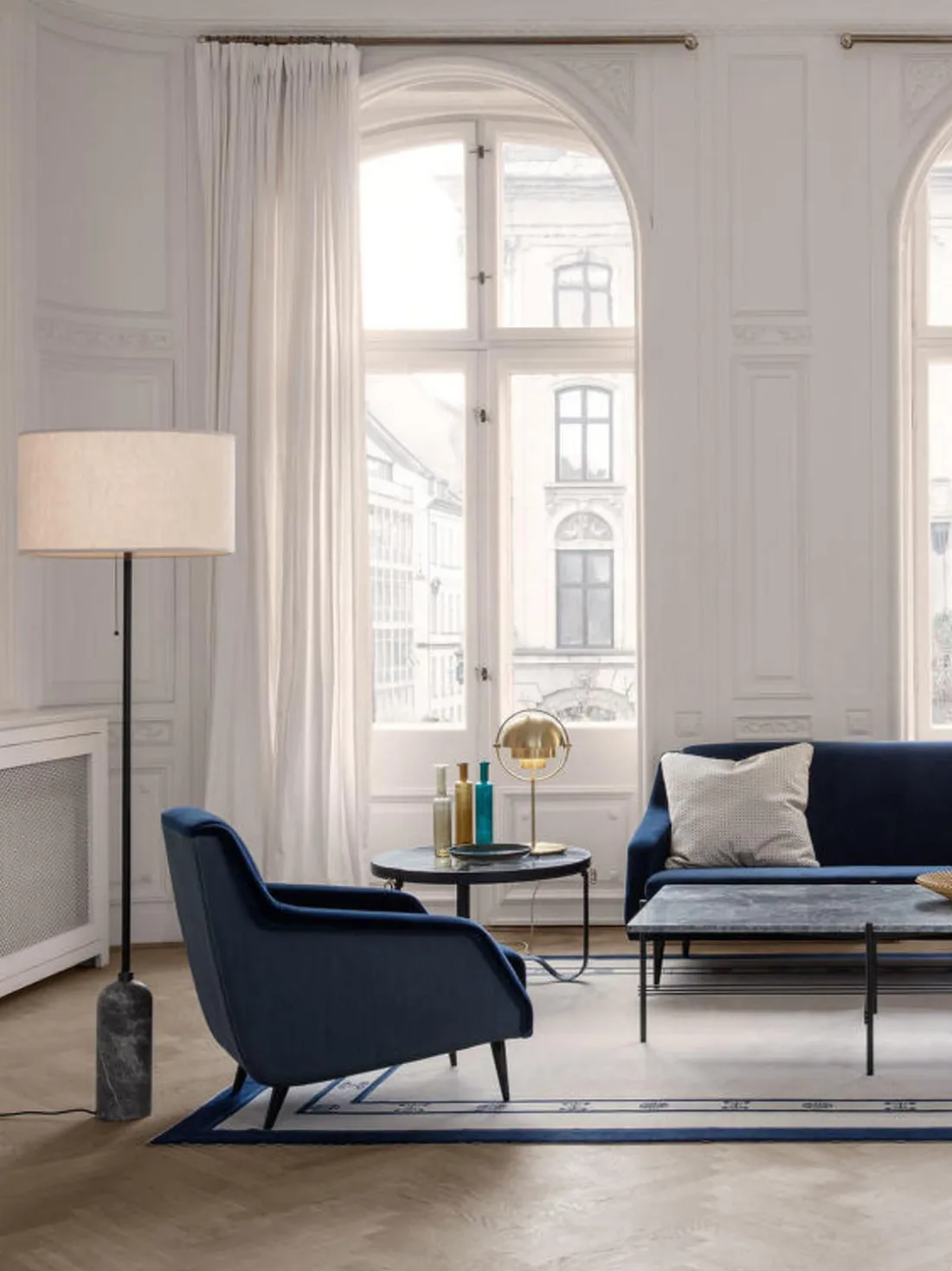 Lámpara de pie regulable con base de mármol Gravity