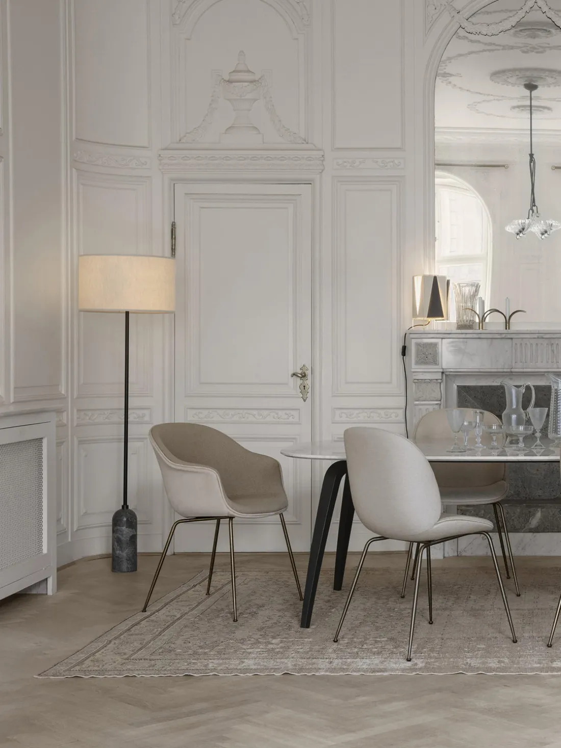 Lámpara de pie regulable con base de mármol Gravity