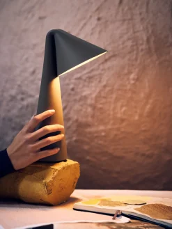 Lámpara de sobremesa LED regulable Ami, portátil