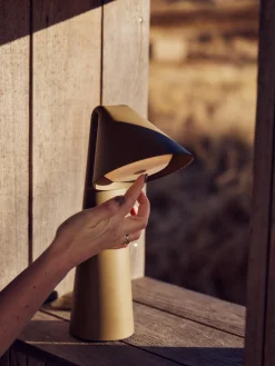 Lámpara de sobremesa LED regulable Ami, portátil