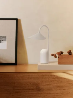 Lámpara LED de mesa pequeña regulable Arum, portátil