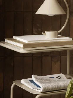 Mesa auxiliar con estantes adicionales Level