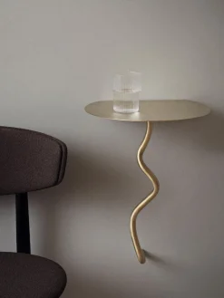 Mesa auxiliar de pared de latón Curvature