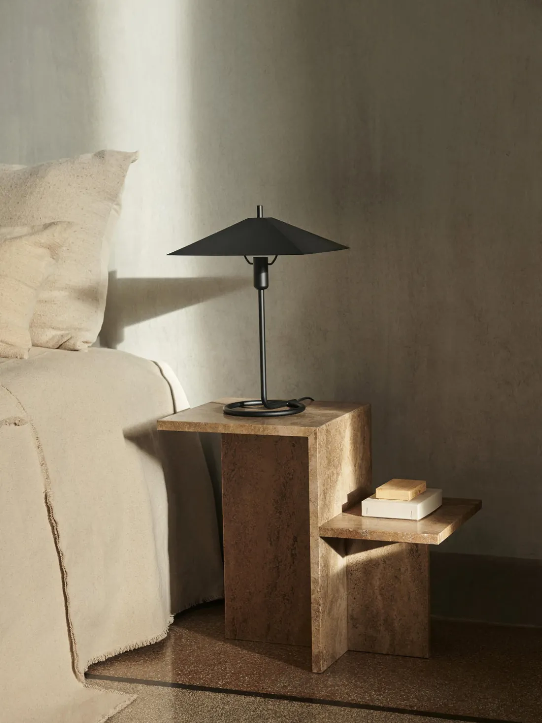 Mesa auxiliar de travertino con dos estantes Distinct