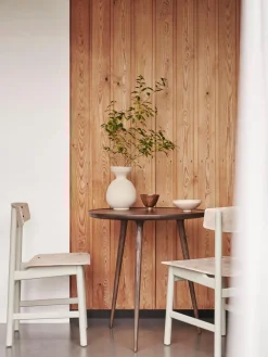 Mesa auxiliar redonda artesanal de madera de roble Accent