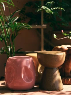 Mesa auxiliar redonda artesanal de cerámica Currents